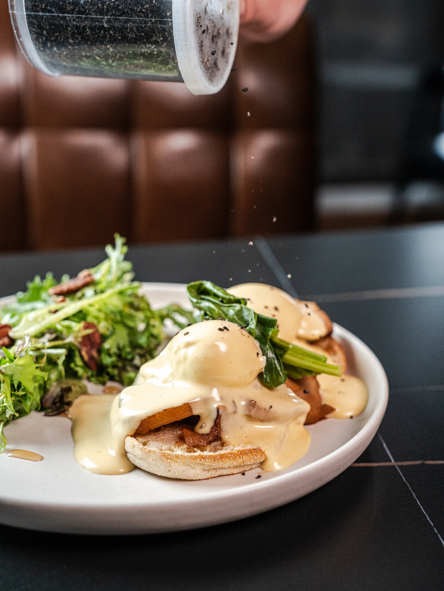 Bénédictine nappée de hollandaise, assaisonnée de sésame noir, avec salade aux pacanes
